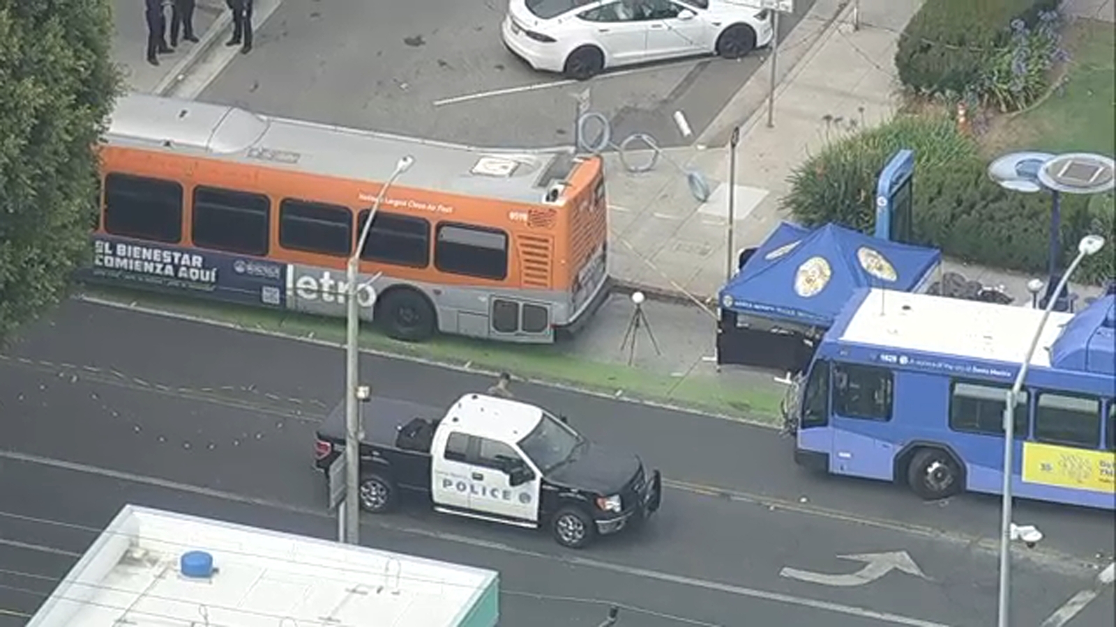Pedestrian killed in Metro bus crash in Santa MonicaPolice say a pedestrian was struck and killed by a Metro bus in Santa Monica. Main Street closed between Ocean Park Blvd. and Hollister Ave.