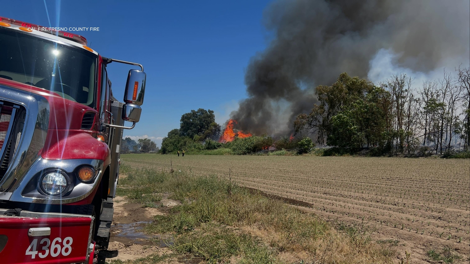 Fire crews contain riverbed fire near Laton, CAL FIRE says