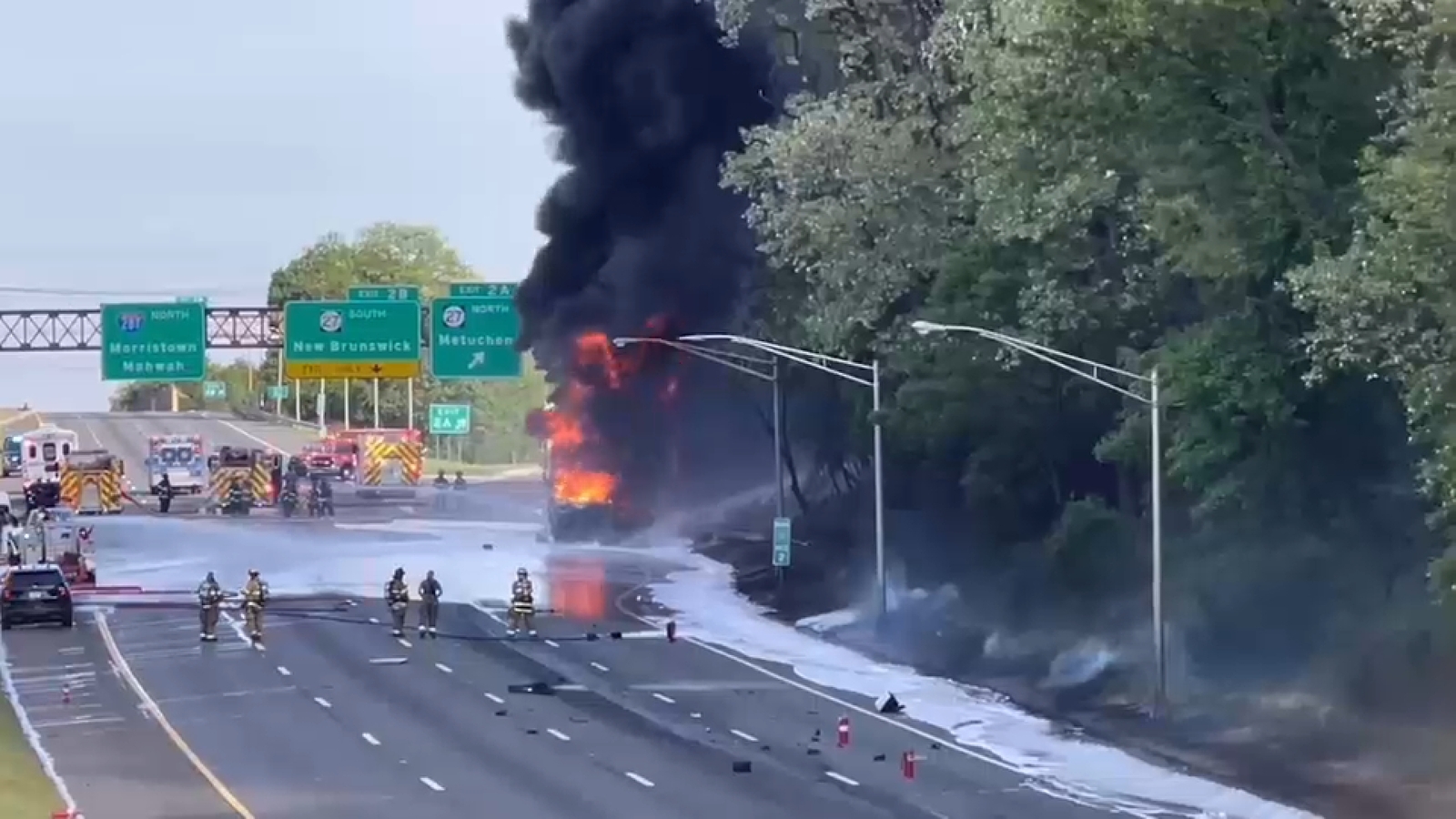 4 terluka setelah api tangki bahan bakar melalap sebagian dari Route 287 di Edison, New Jersey