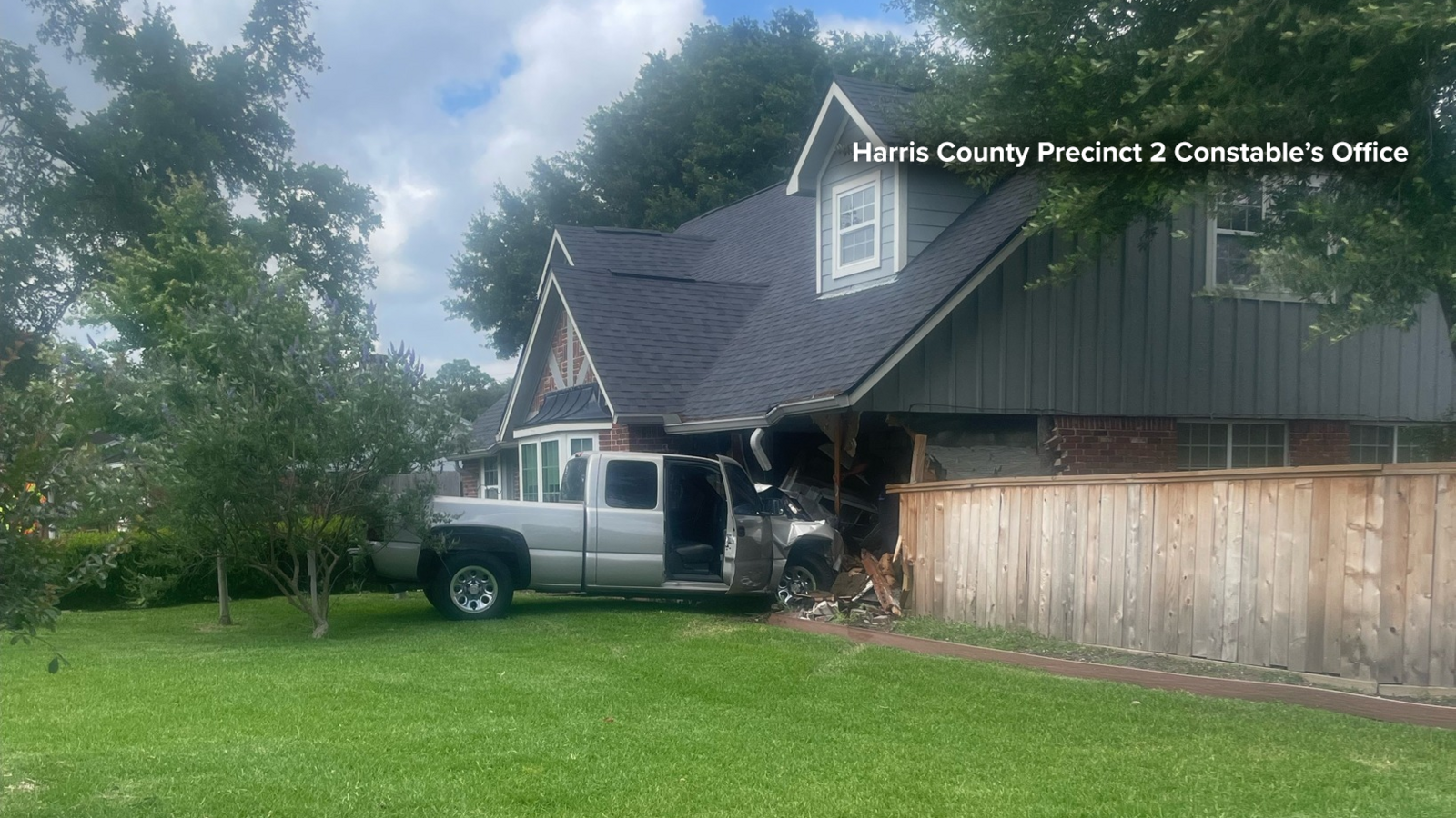 Chase suspect crashes into SE Harris County home, Pct. 2 officials say
