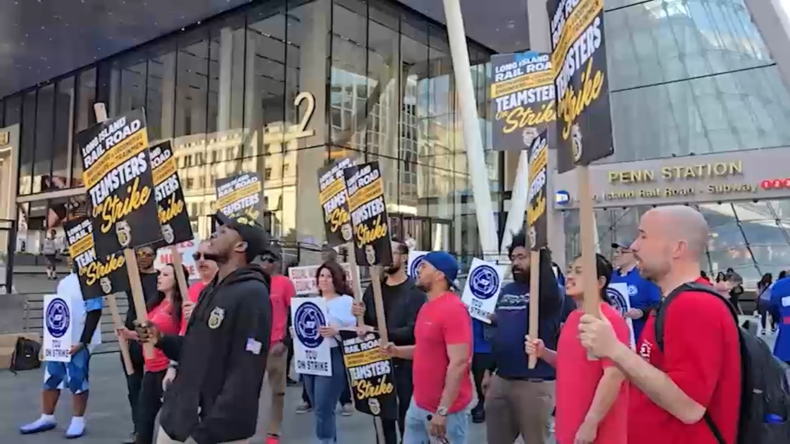 MTA, LIRR unions meet in attempt to end strike