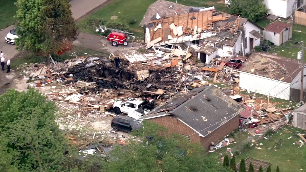 Wonder Lake, Illinois house explosion, fire leave 1 dead, 2 injured on  Birch Drive; McHenry County sheriff investigating - ABC7 Chicago