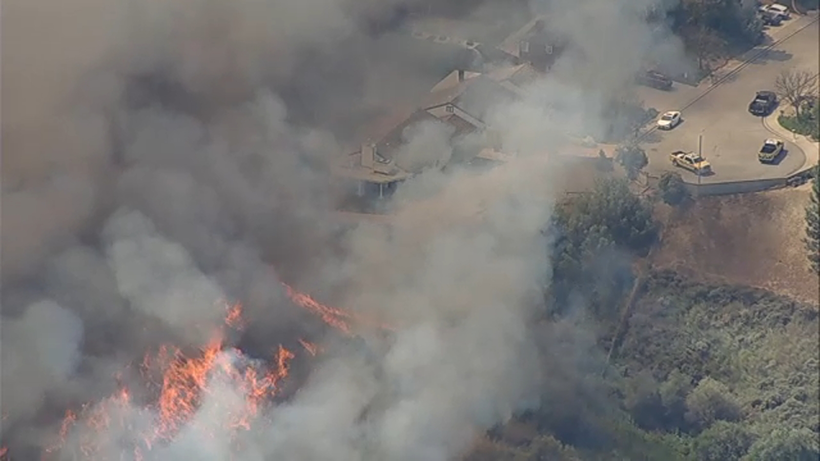 Brush fire erupts near homes in Simi Valley; evacuation orders issued as flames threaten homes Brush fire erupts near homes in Simi Valley; evacuation orders issued as flames threaten homes