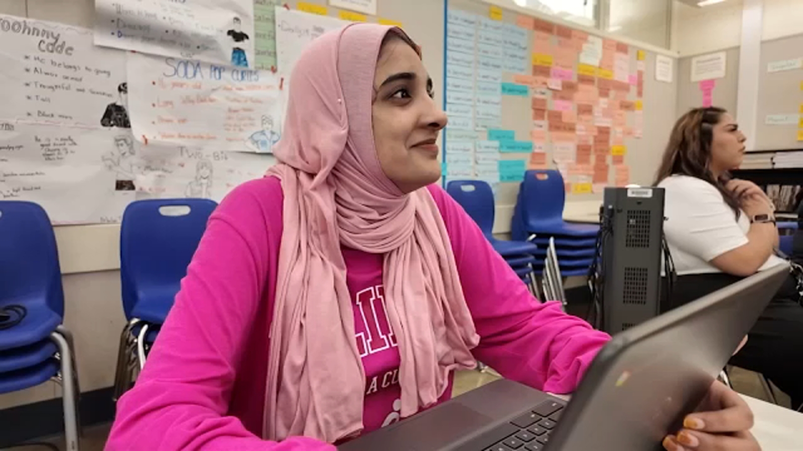 Sukses Senior: Siswa Madera High mengatasi hambatan bahasa dan budaya untuk lulus
