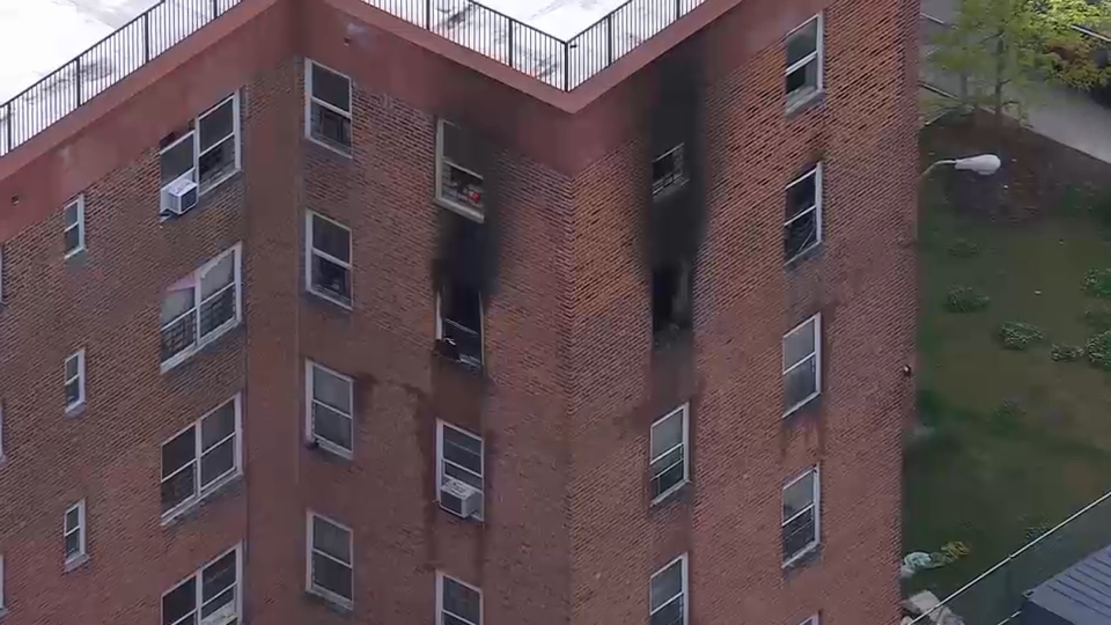 4 people hurt, including firefighter, in Red Hook brooklyn fire