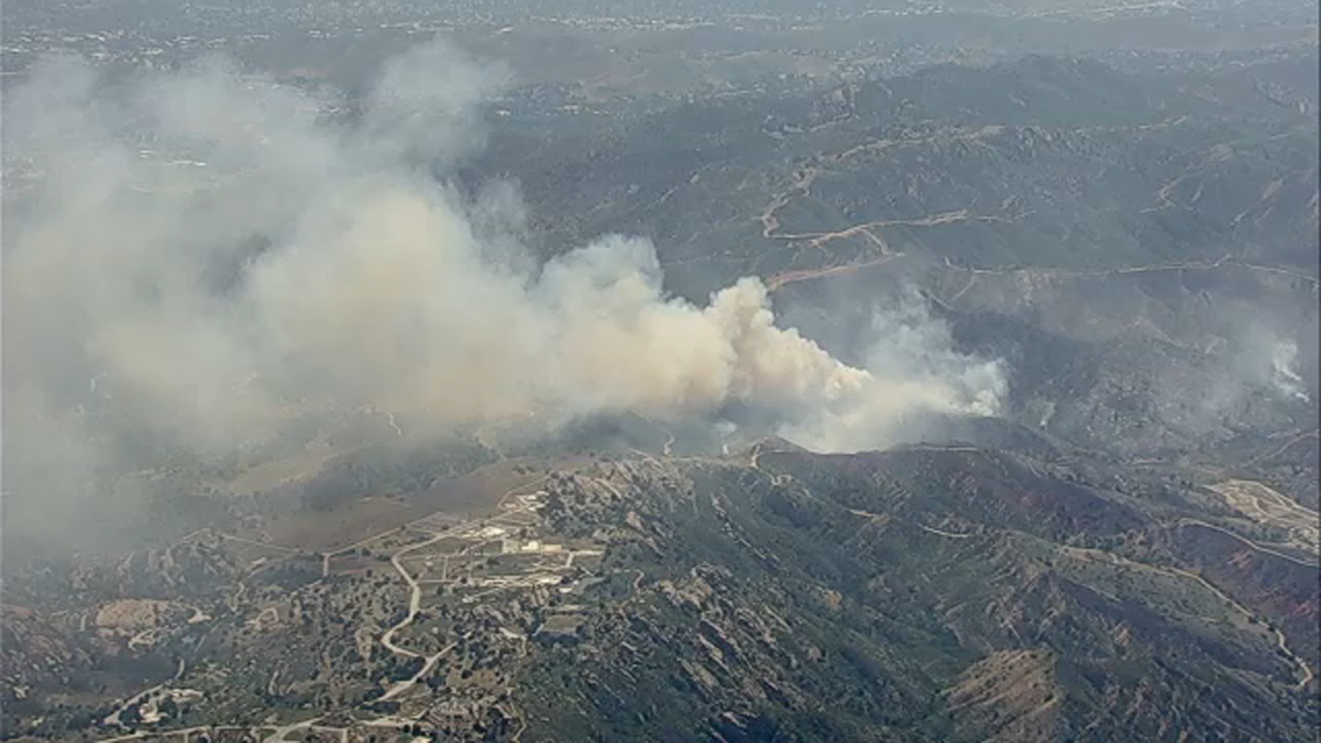 AIR7 view of the Sandy Fire burning in Simi Valey, California, May 20, 2026.