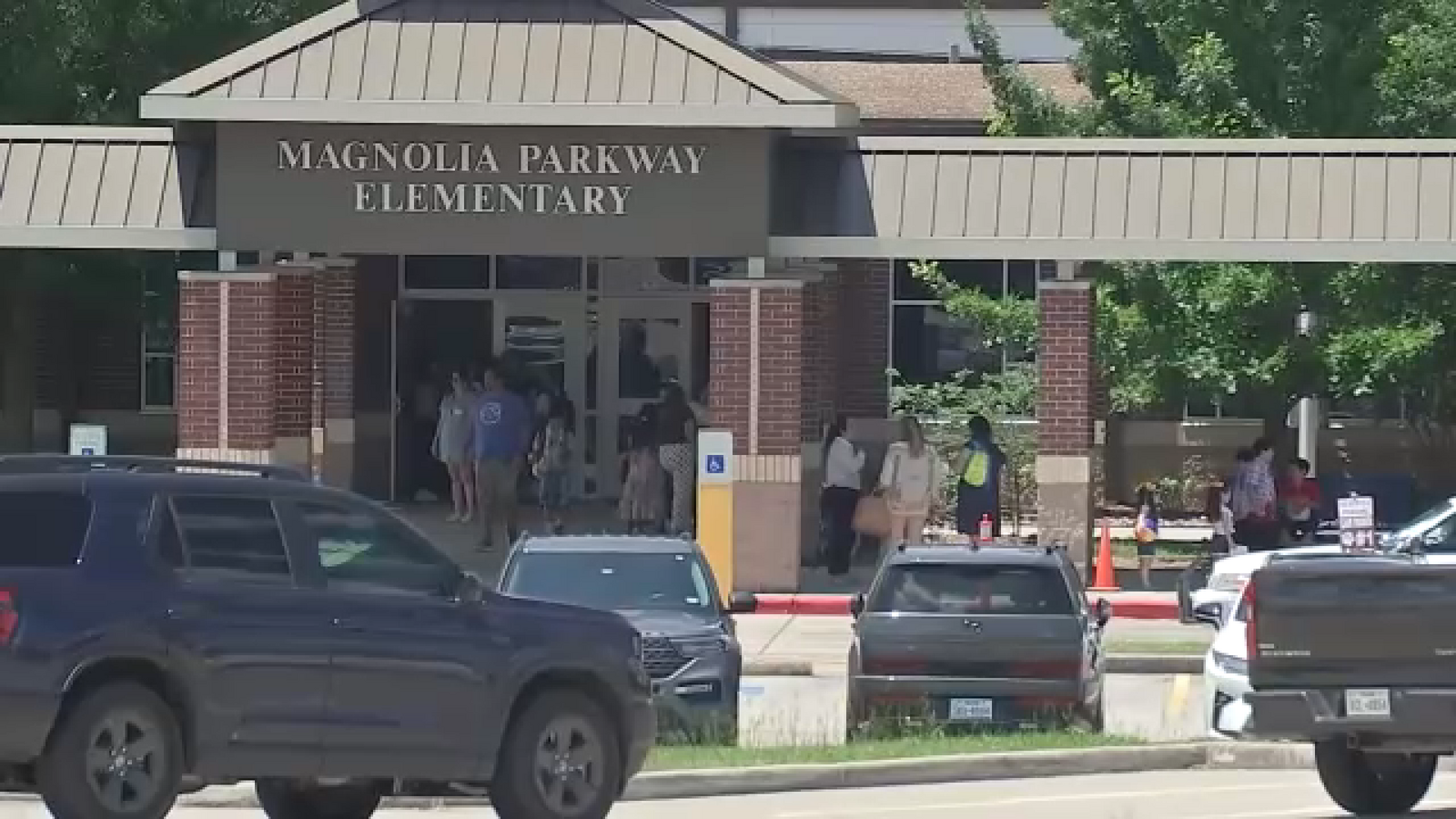 2nd grade teacher accused of improper relationship with student: Docs