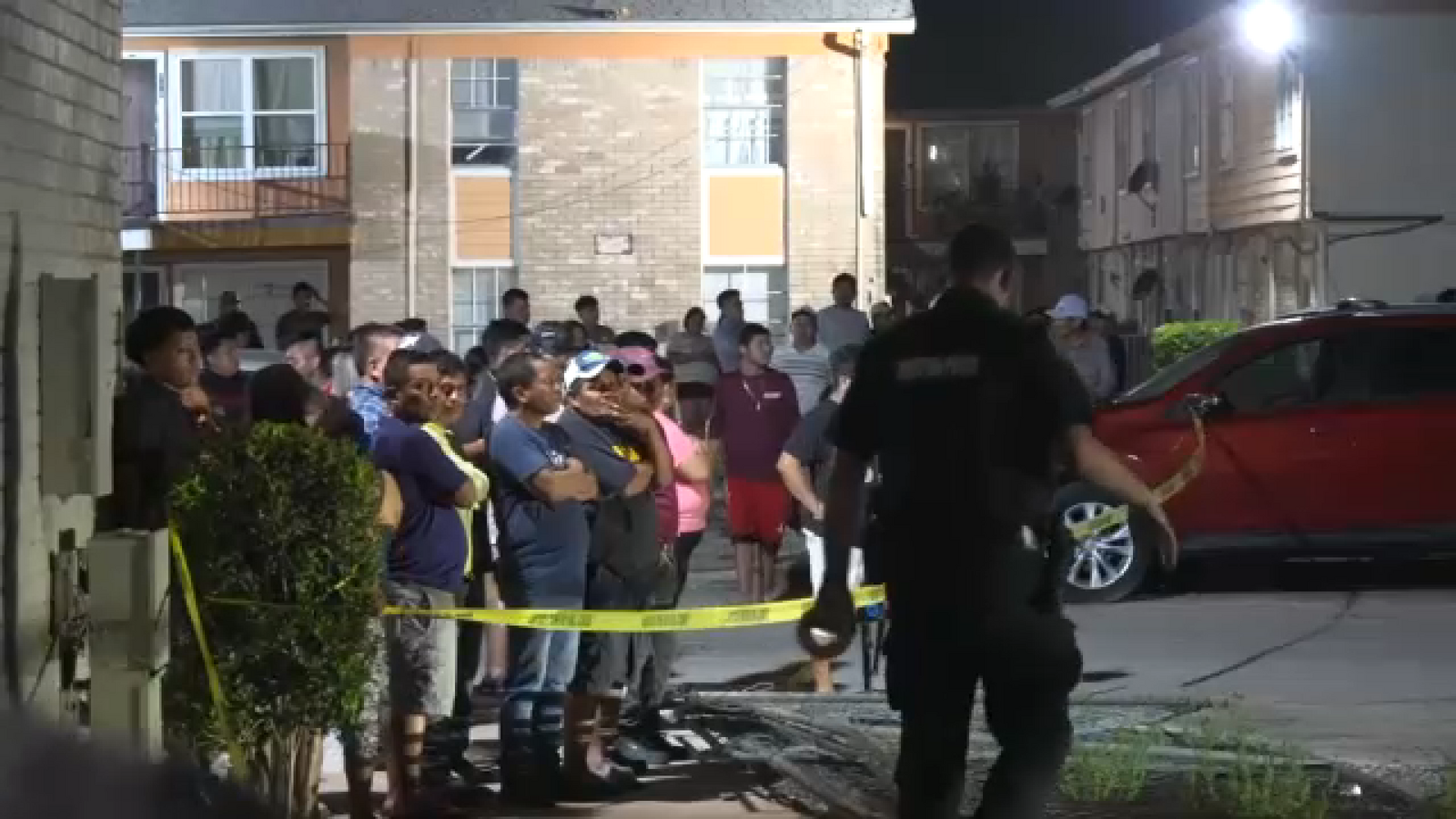 Shooter at large after killing 1 man, injuring another: HPD