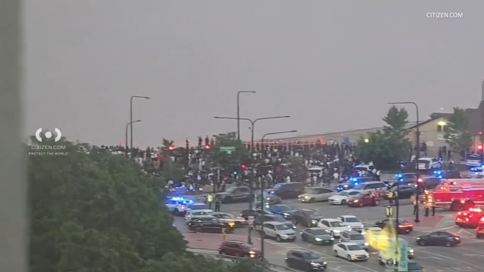 Multitudes provocan una gran respuesta policial en la playa de la calle 57 de Chicago en medio de planes de toma de posesión por parte de adolescentes