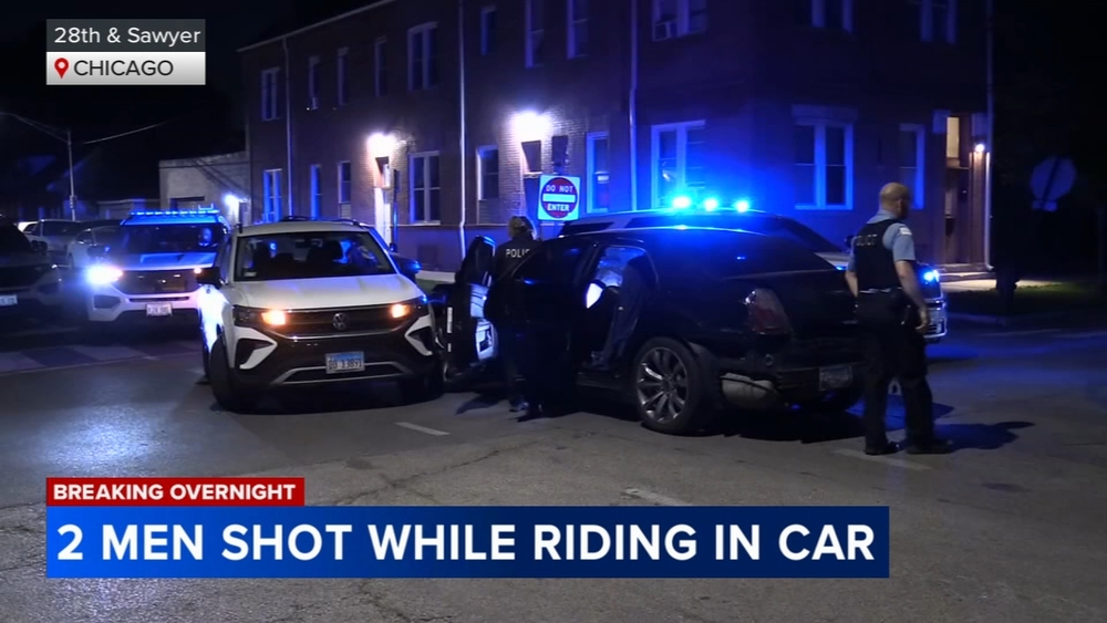 2 shot while riding in car on SW Side, Chicago police say