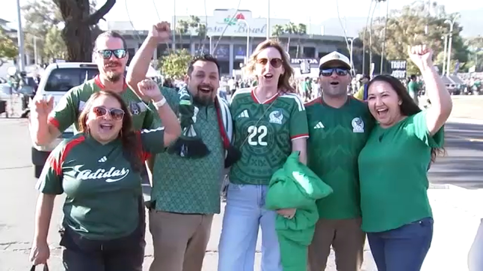 Thousands of fans pack the Rose Bowl as Mexico beats Australia 1-0 ahead of FIFA World Cup Thousands of fans pack the Rose Bowl as Mexico beats Australia 1-0 ahead of FIFA World Cup