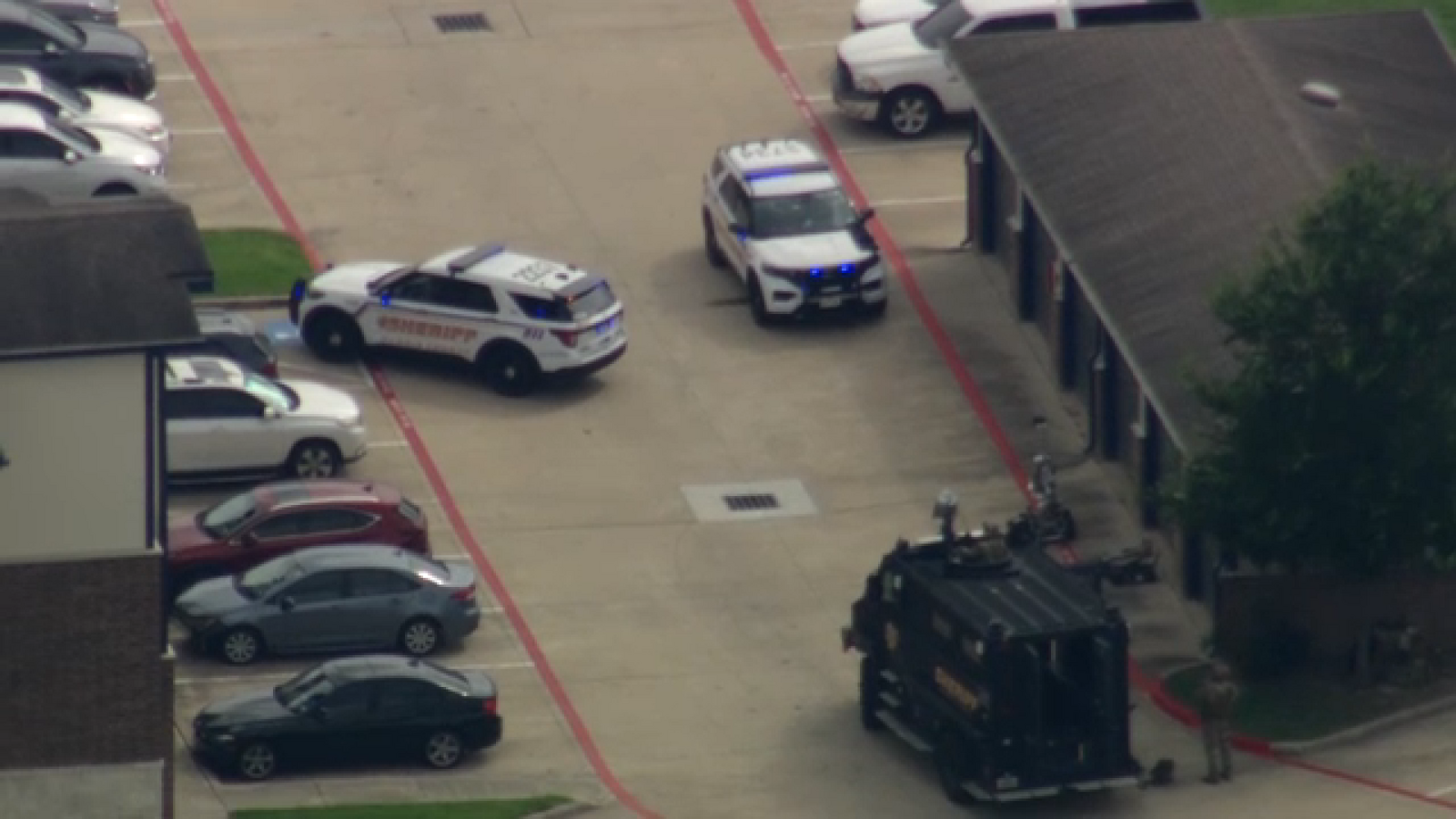 Suspect barricaded at west Harris County apartment complex, HCSO says