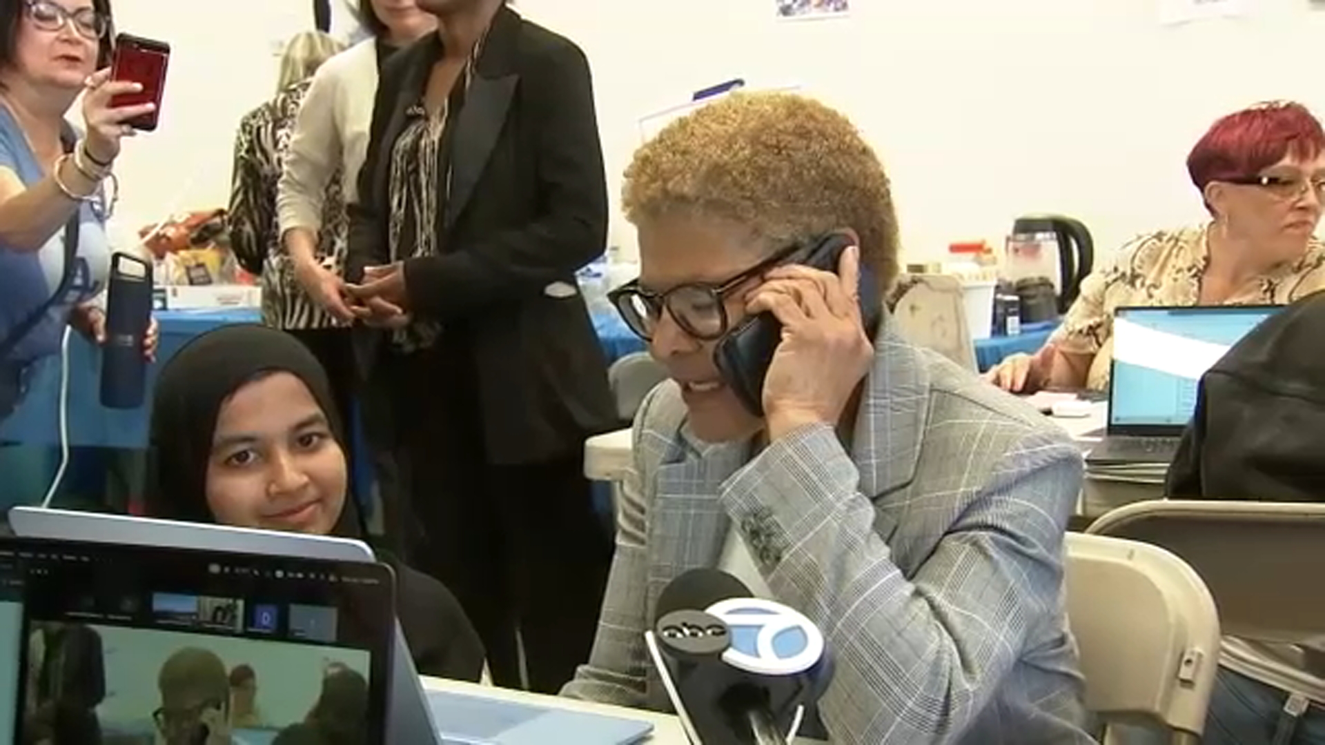 Top candidates make final push in LA mayoral race