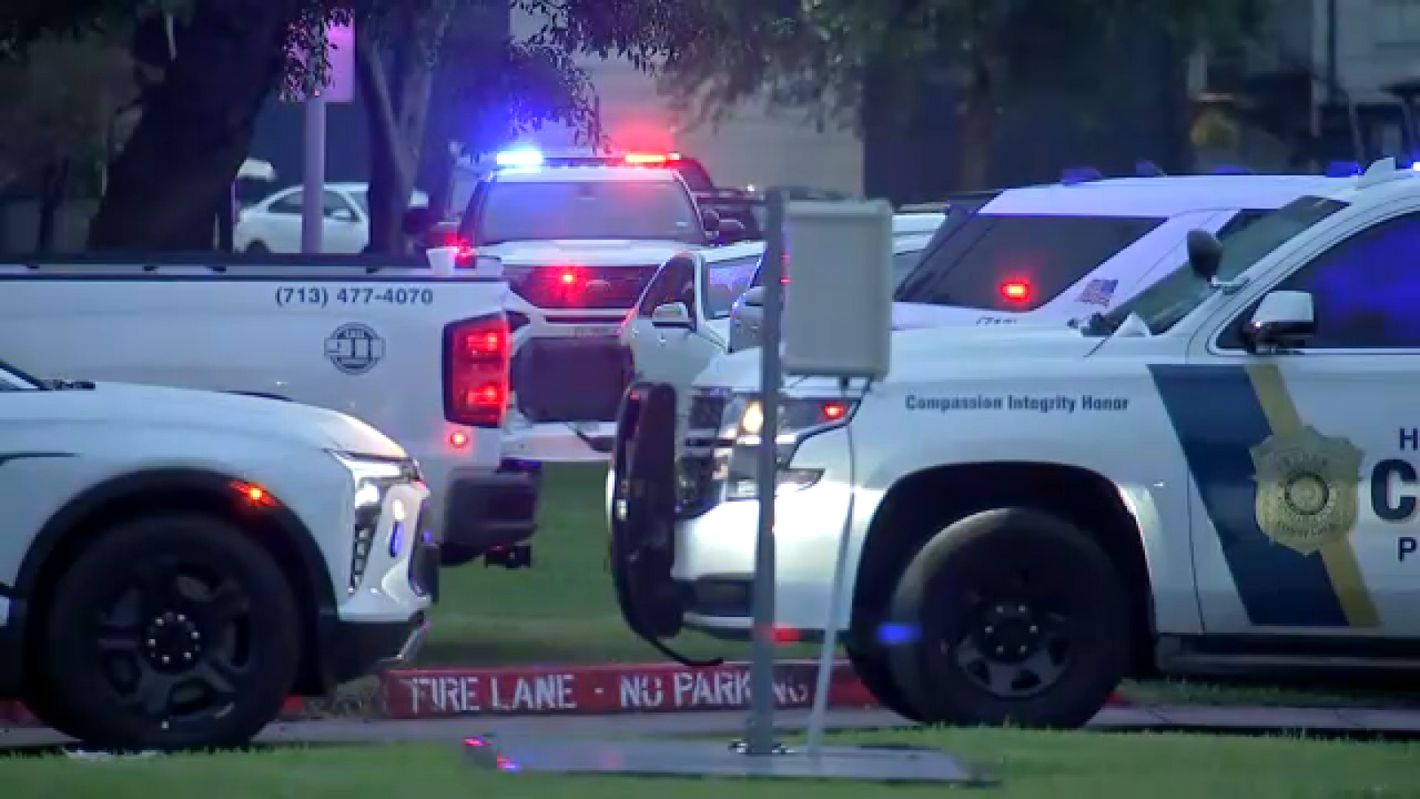 Wanted suspect dead after barricading himself inside SE Houston apartment, HPD says