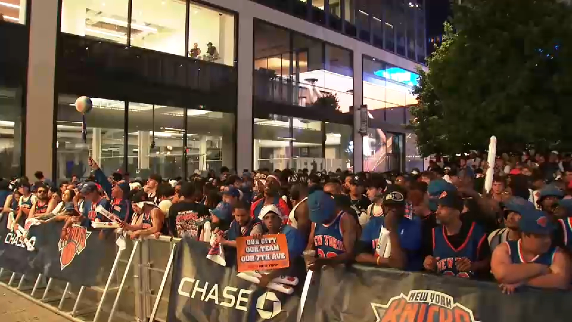 Jalen Brunson scores 30 and Knicks finish on 11-0 run, steal Game 1 from Spurs with 105-95 win