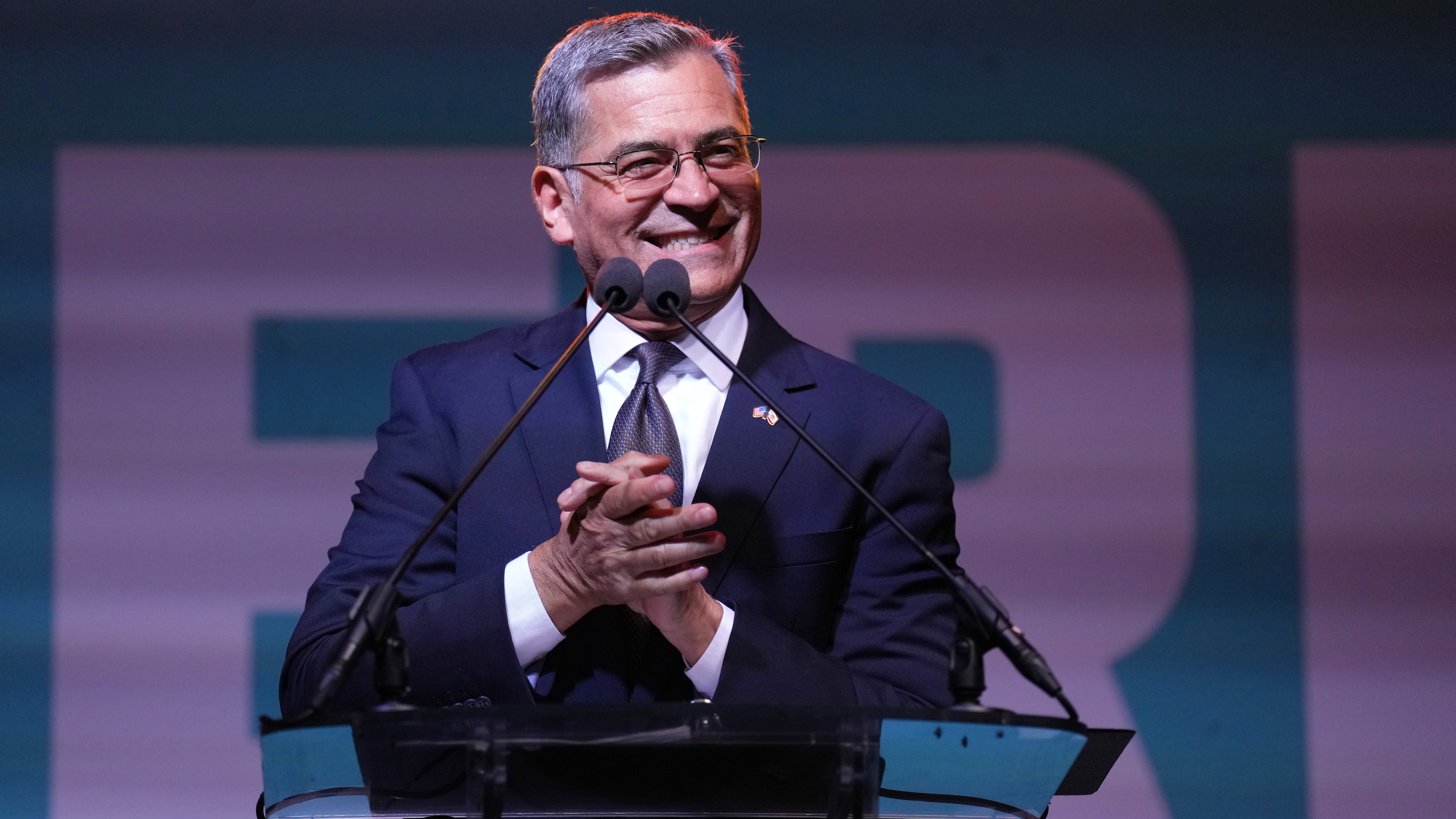 El candidato a gobernador de California Xavier Becerra habla durante un evento la noche de las elecciones, el martes 2 de junio de 2026, en Los Ángeles. (Foto AP/Jae C. Hong)