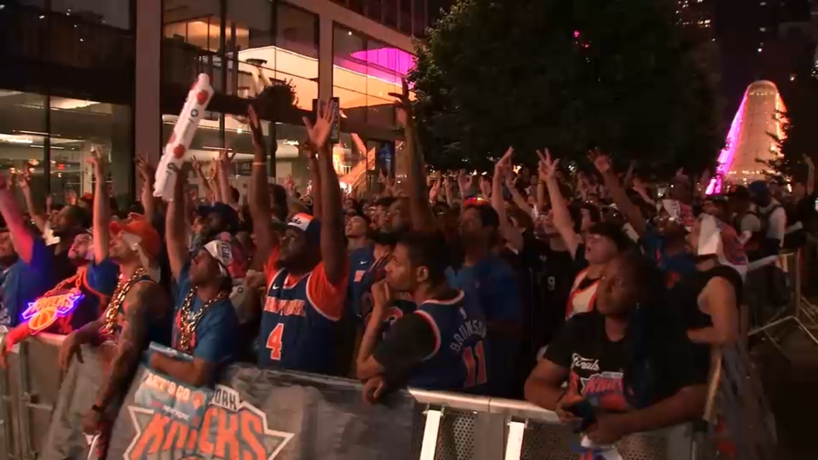 Knicks fans go wild in Midtown after Game 2 win - ABC7 New York