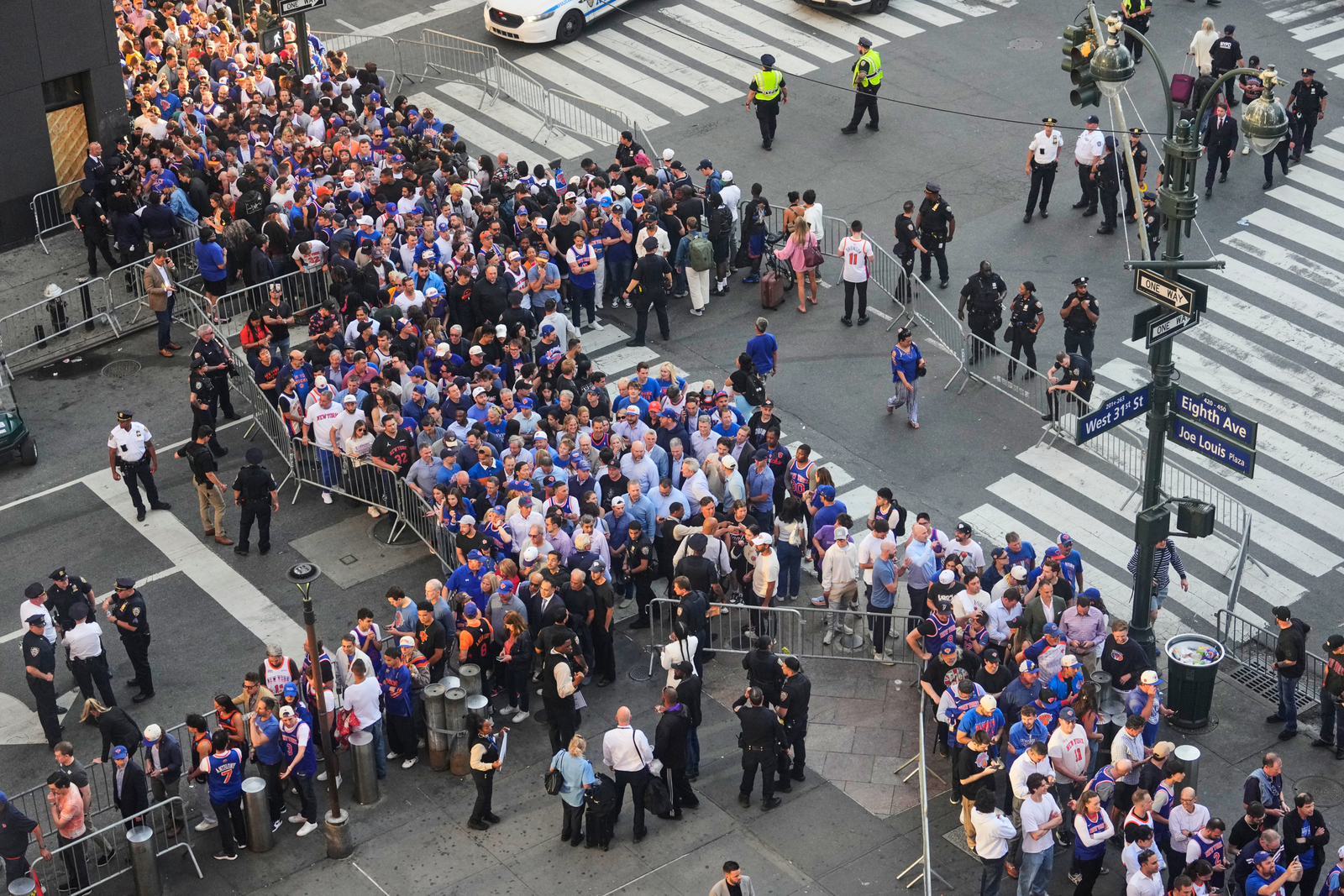 Knicks 13-game win streak snapped, lose 115-111 to Spurs in Game 3
