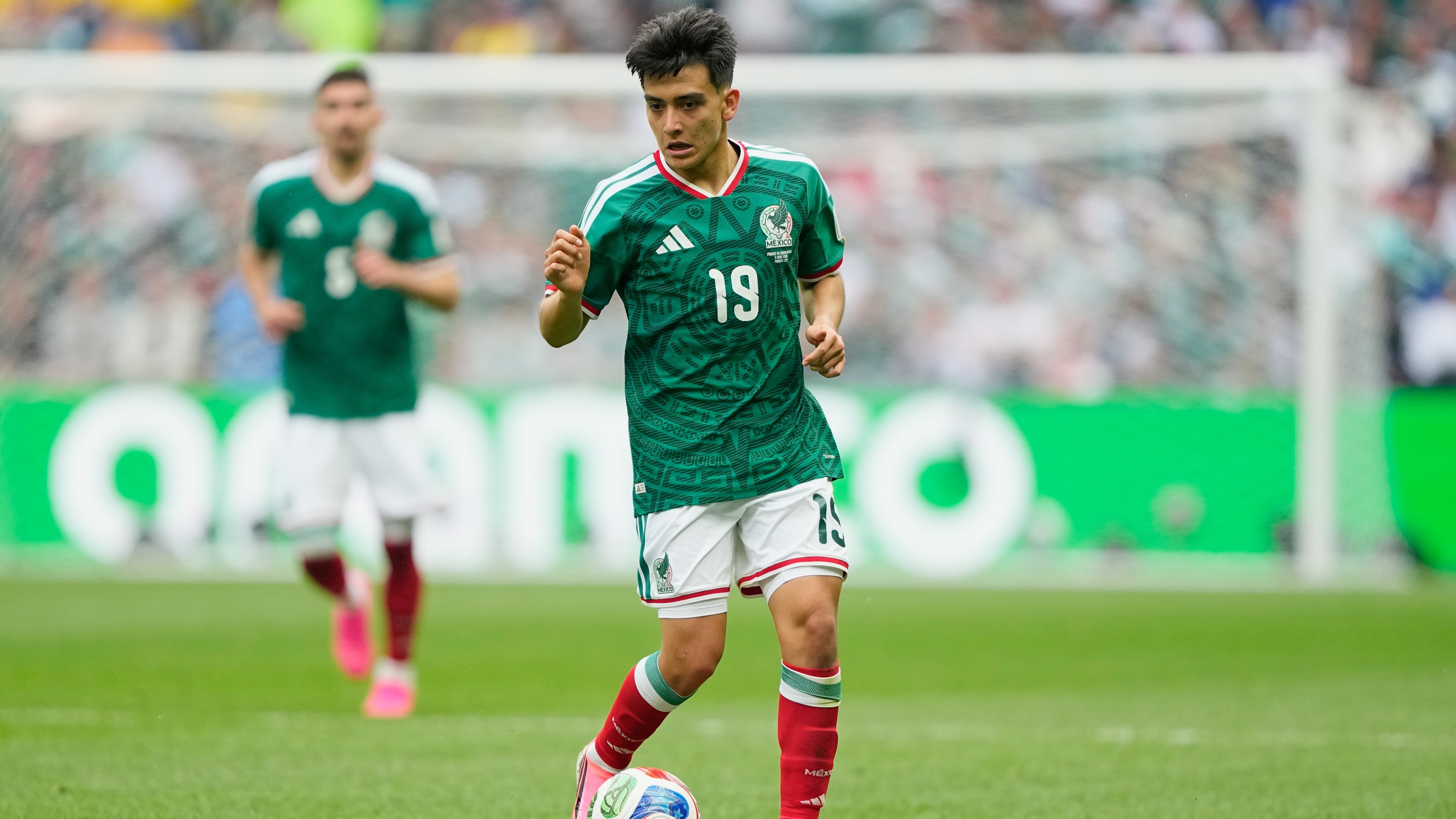 Gilberto Mora, de 17 años, controla el balón durante el partido de fútbol del Grupo A del Mundial entre México y Sudáfrica, en Ciudad de México el jueves 11 de junio de 2026.
