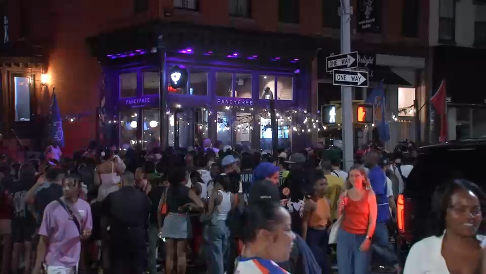 Knicks fans go wild in Brooklyn