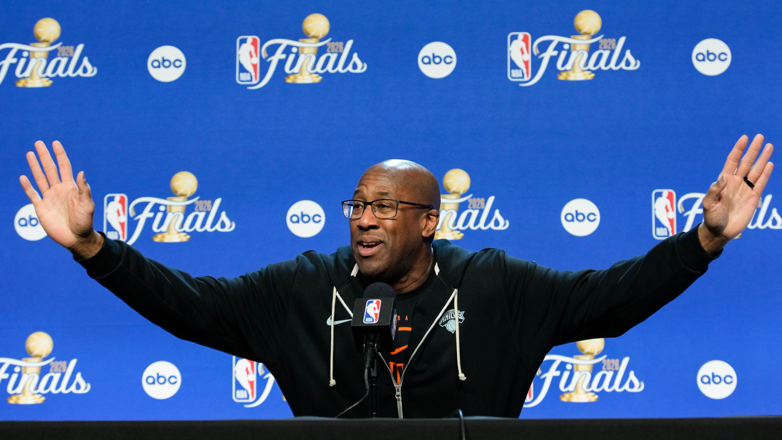 Mike Brown ahora ha sido parte de cinco campeonatos de la NBA. Los Knicks acertaron en esto