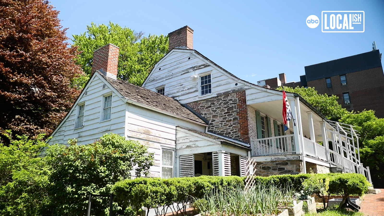 There’s an actual farmhouse in Manhattan. It’s a portal to the 1700s. There’s an actual farmhouse in Manhattan. It’s a portal to the 1700s.