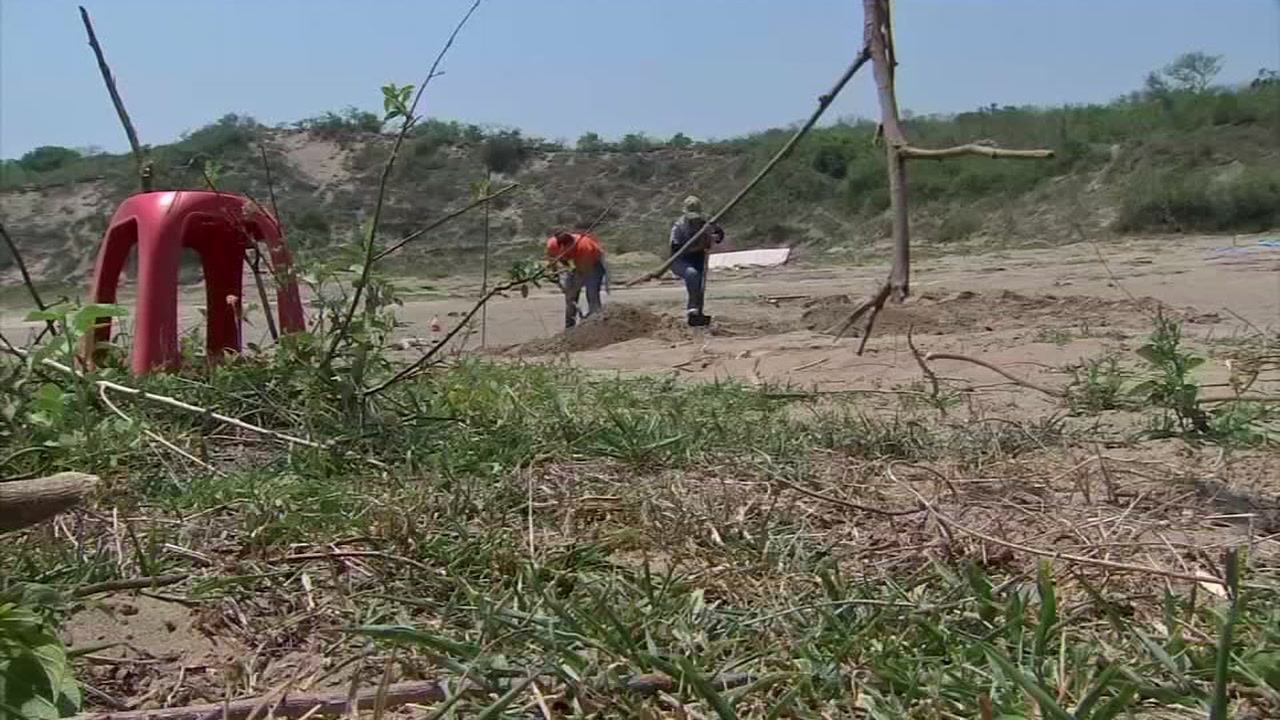 The search for victims of drug cartels buried in Mexico's mass graves
