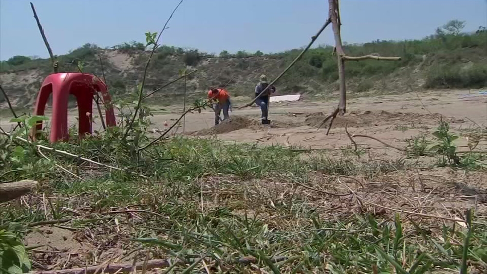 The search for victims of drug cartels buried in Mexico's mass graves