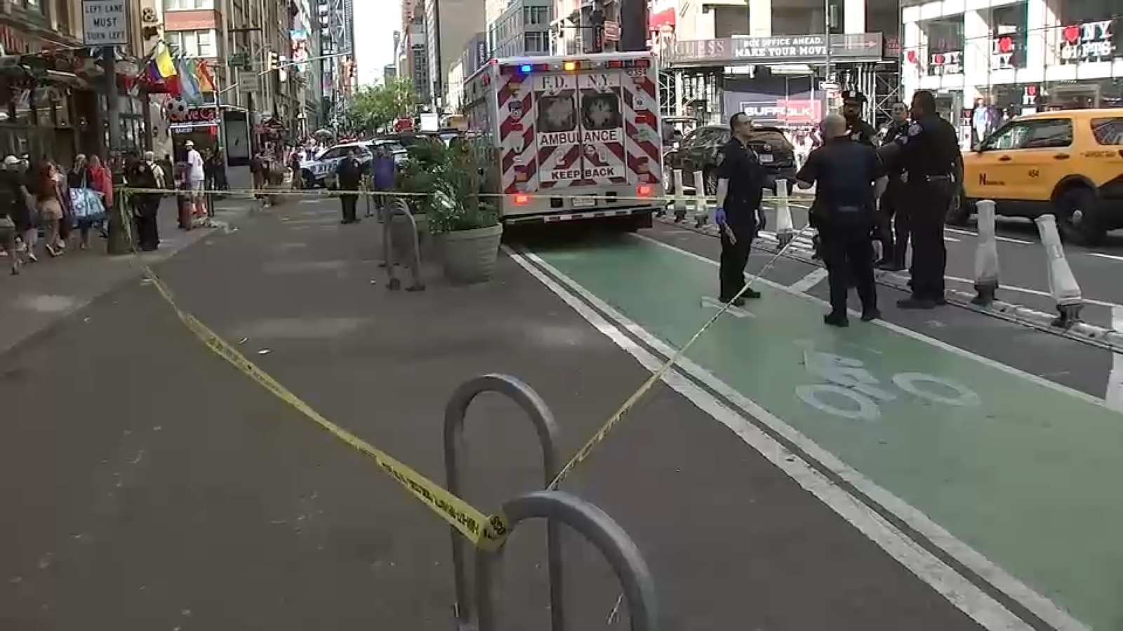 Teen in custody after large fight in Times Square leads to slashing, shots fired
