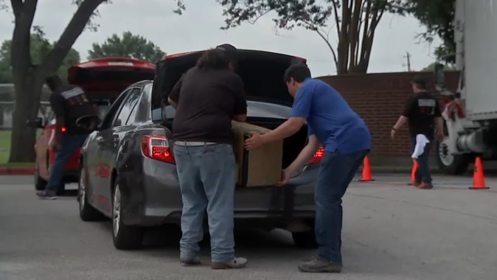 300 free A/C units distributed to Precinct 4 families, commissioner says