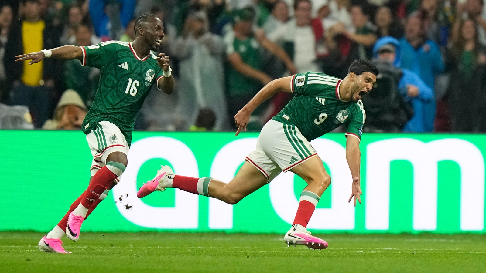 Mexico ends a 40-year knockout drought, beats Ecuador 2-0 to reach the round of 16