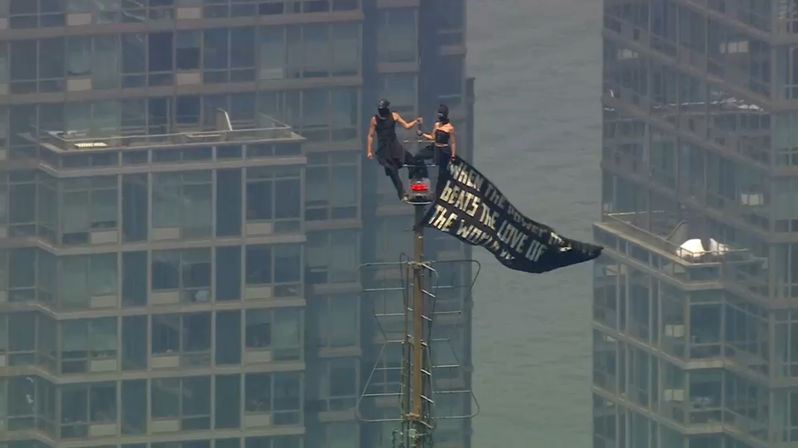 2 people climb to top of Empire State Building with pro-peace banner | LIVE