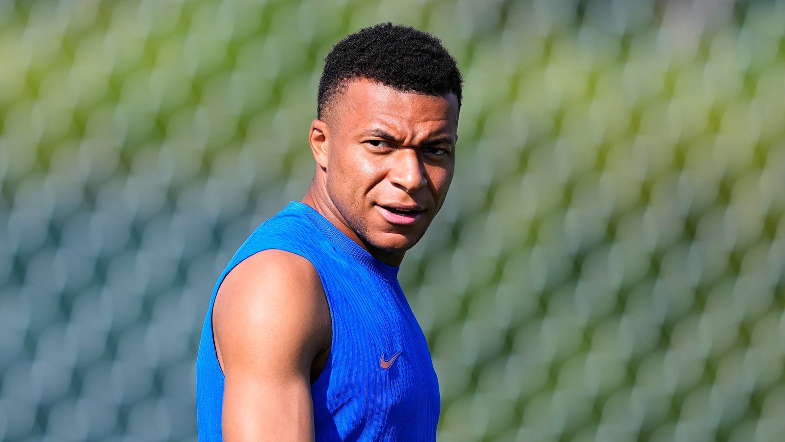 France takes center stage in Philly heat as Round of 16 begins