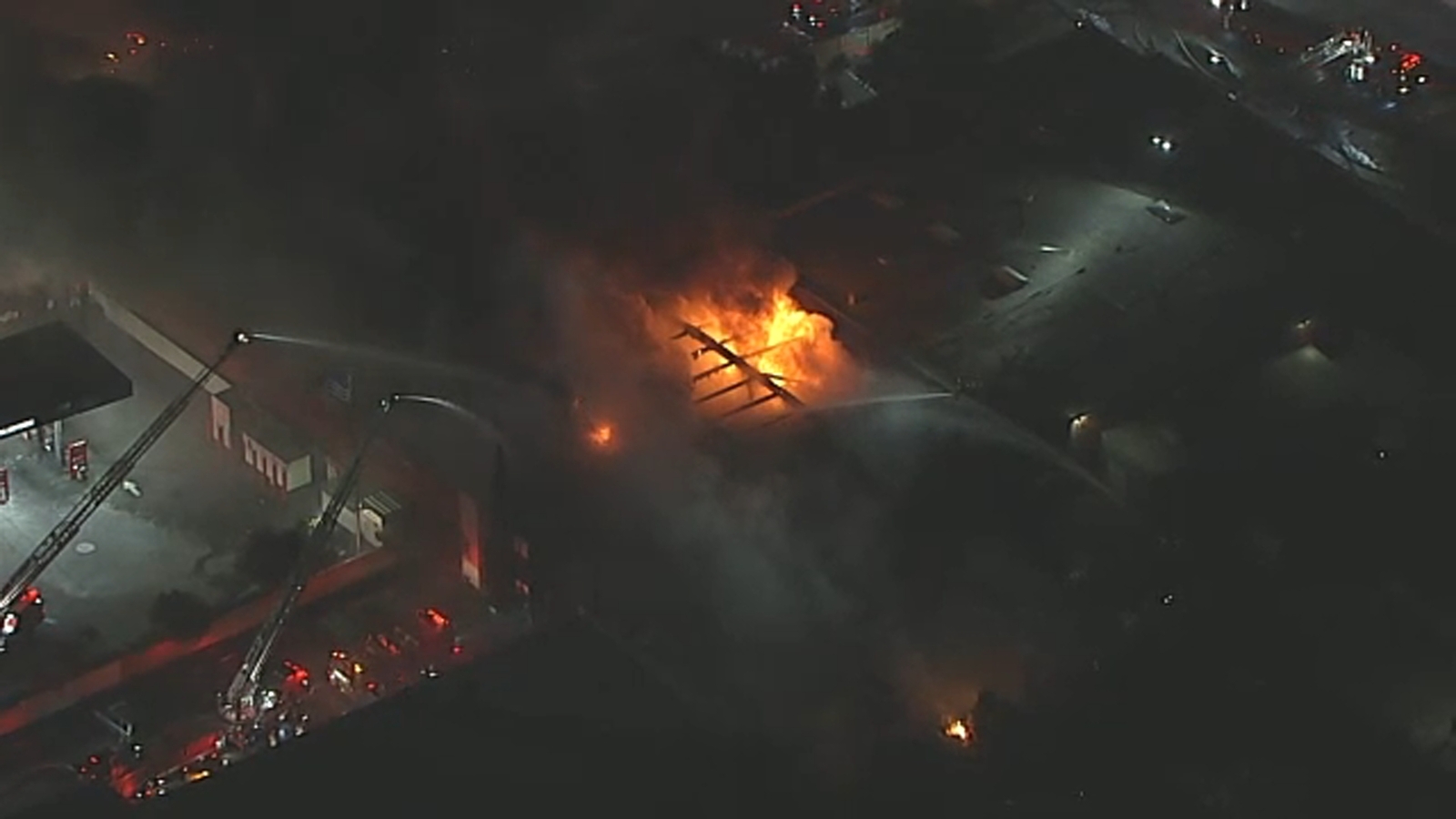 Large fire erupts at business in Harbor Gateway, filling the air with black smoke Large fire erupts at business in Harbor Gateway, filling the air with black smoke