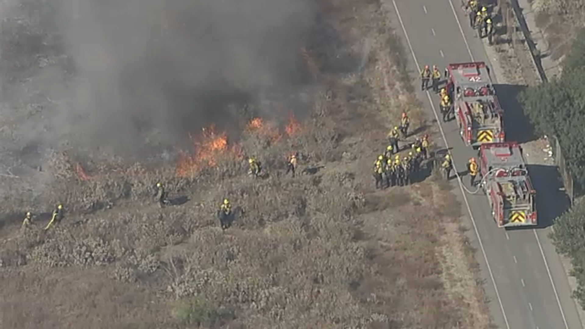 Small brush fire burns along 605 Freeway in Irwindale
