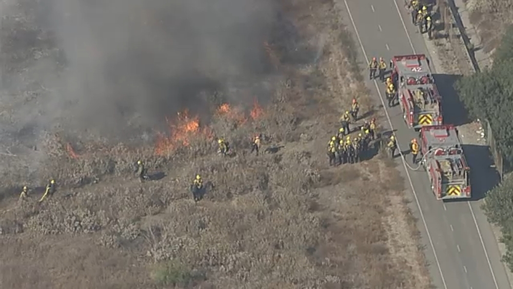 Small brush fire burns along 605 Freeway in Irwindale