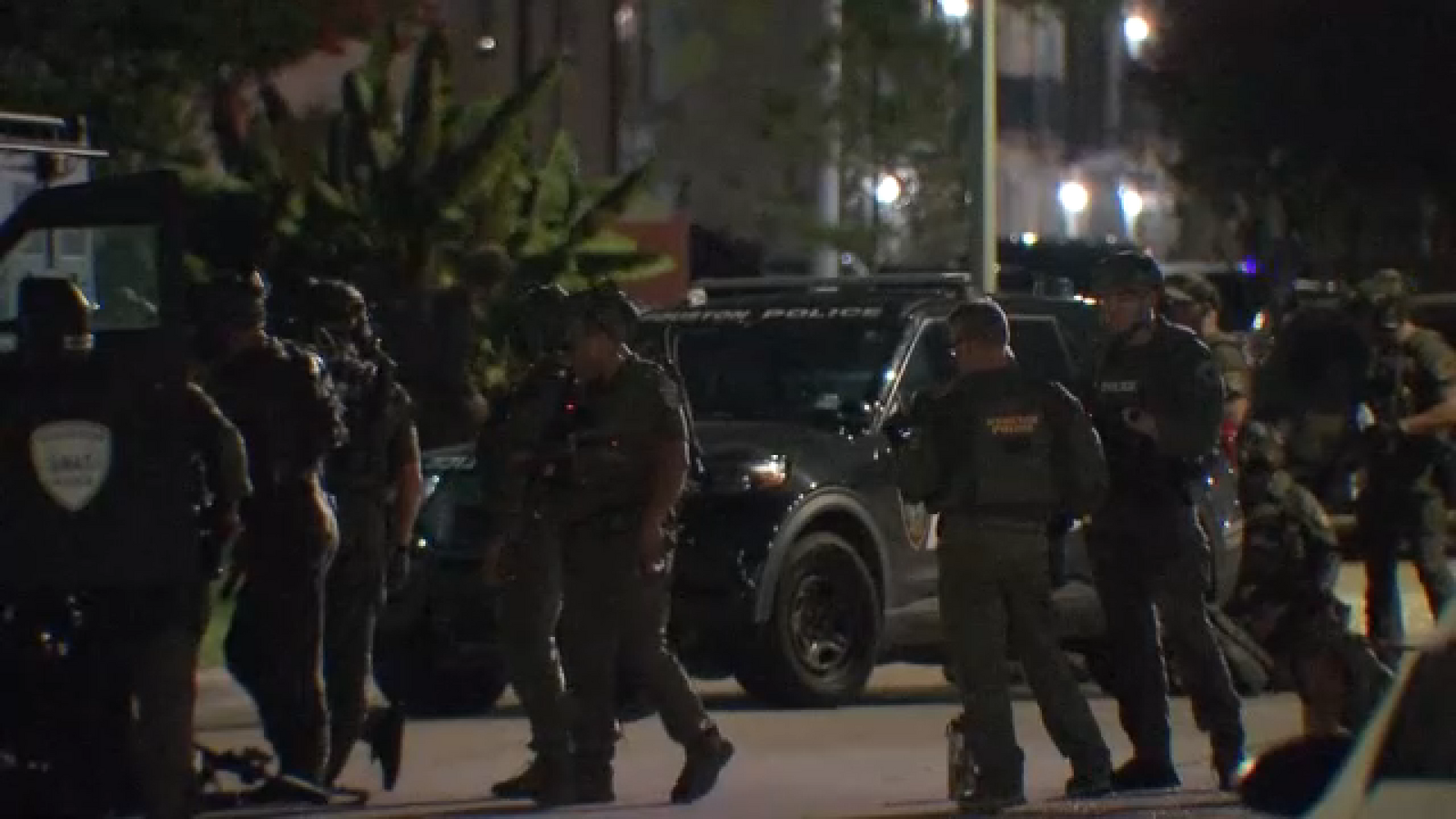 SWAT responds after man threatens workers, barricades himself inside SW ...