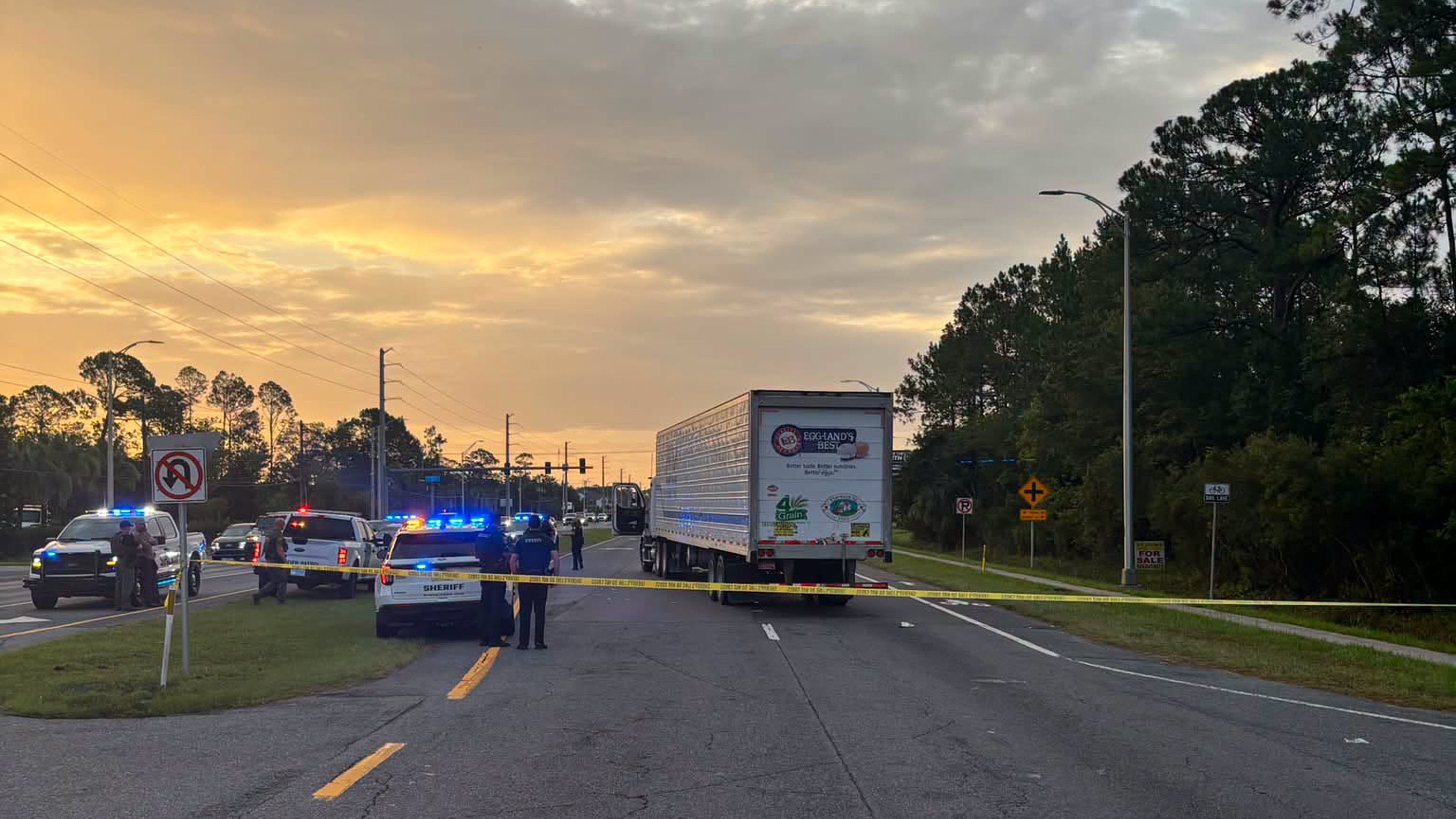 Cierre de los carriles hacia el este de la autopista SR 16 entre Outlet Mall Boulevard e Inman Road en St. Augustine, Florida, tras un accidente fatal.