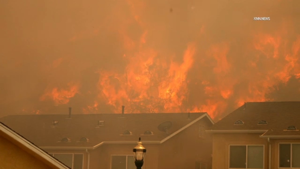 Fire threatens Santa Clarita homes, prompts evacuation warning