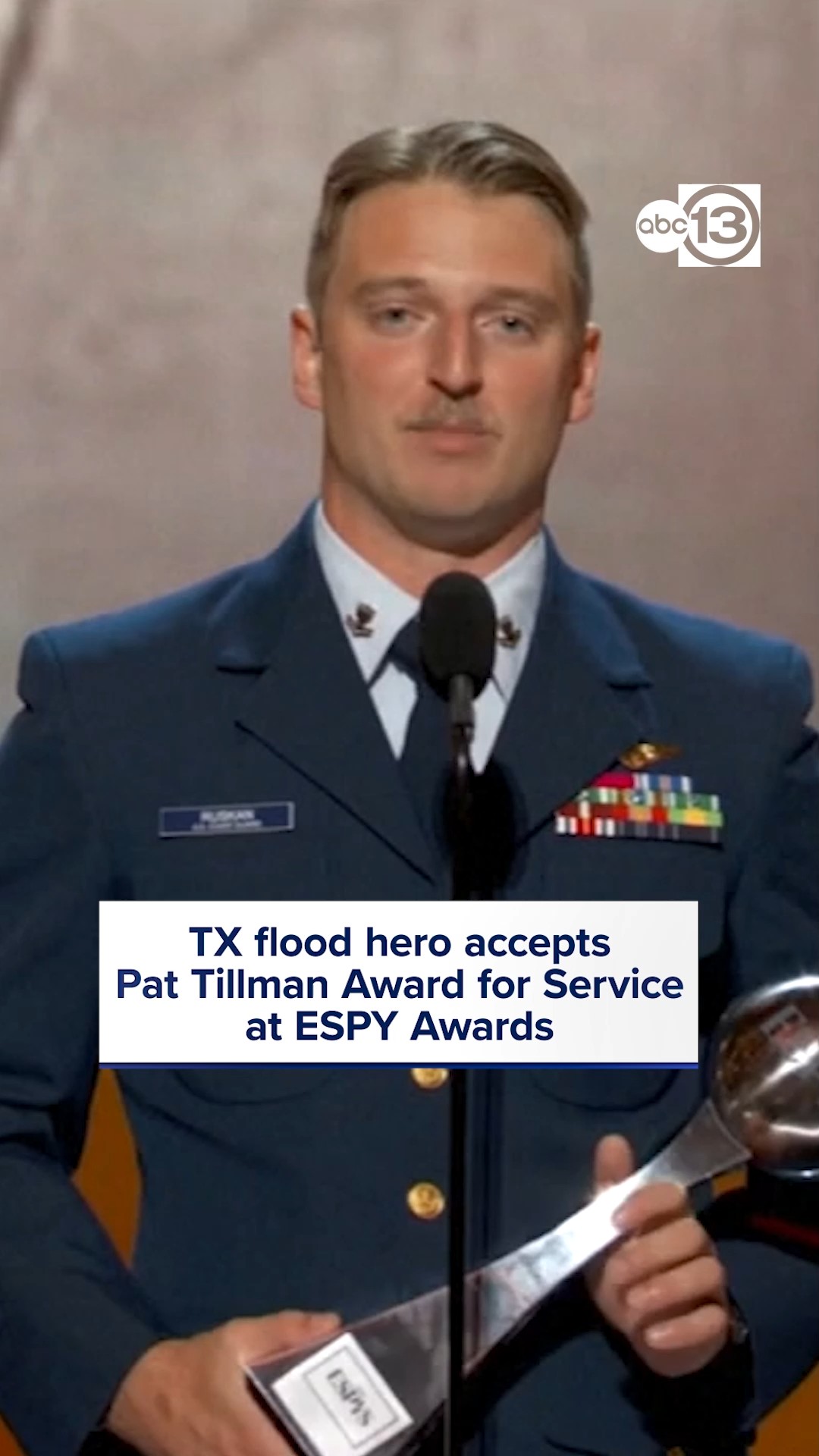 Scott Ruskan who saved lives in Texas flood accepts Pat Tillman Award