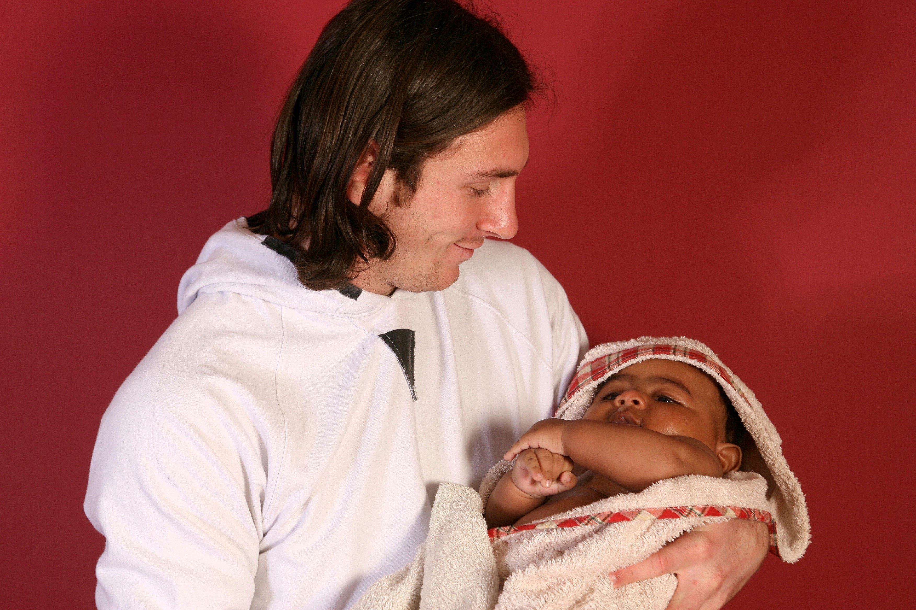 20-year-old soccer star Lionel Messi cradles Lamine Yamal, who was merely six months old at the time during a photo session in Sept. 2007. (AP Photo/Joan Monfort)