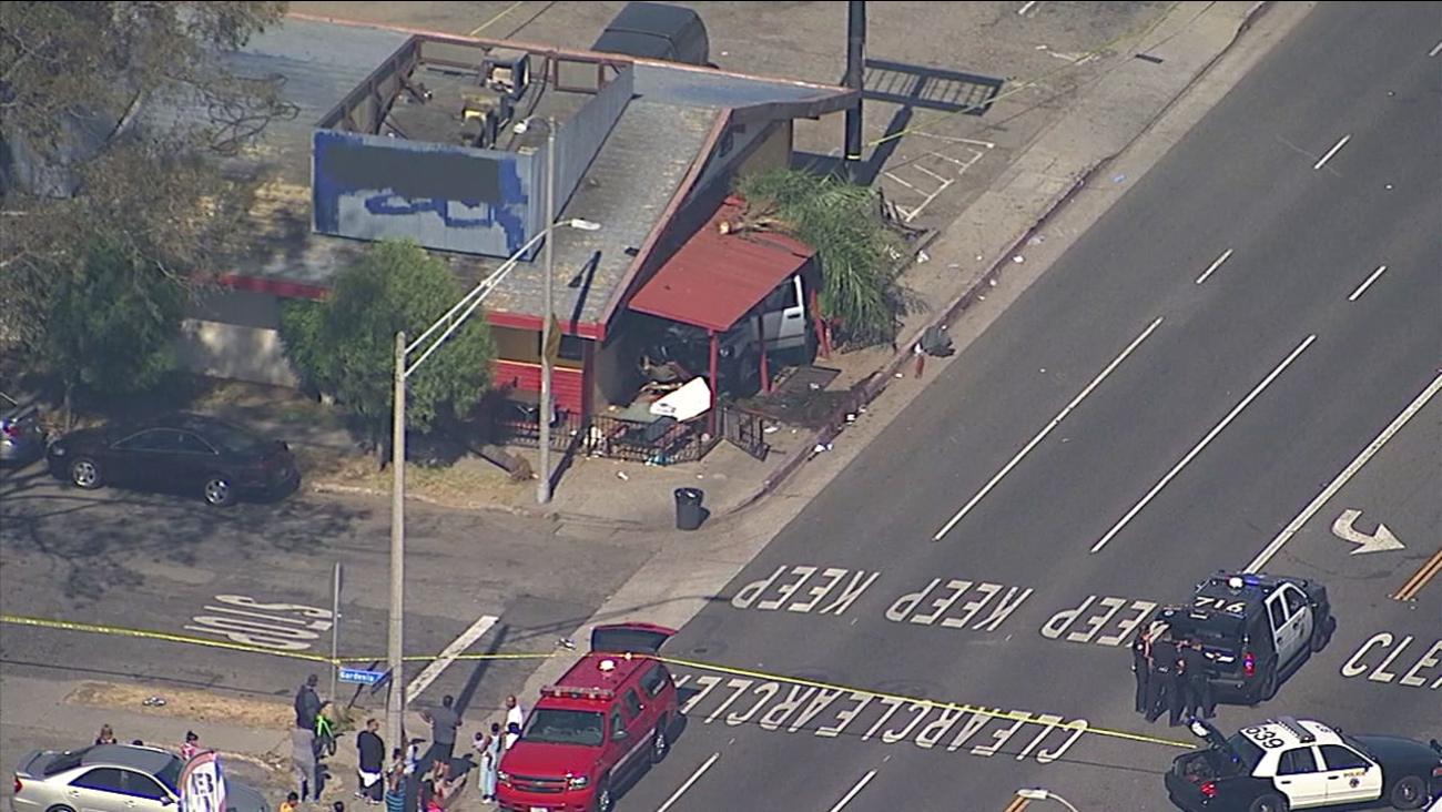 2 pedestrians struck, hospitalized in Long Beach crash