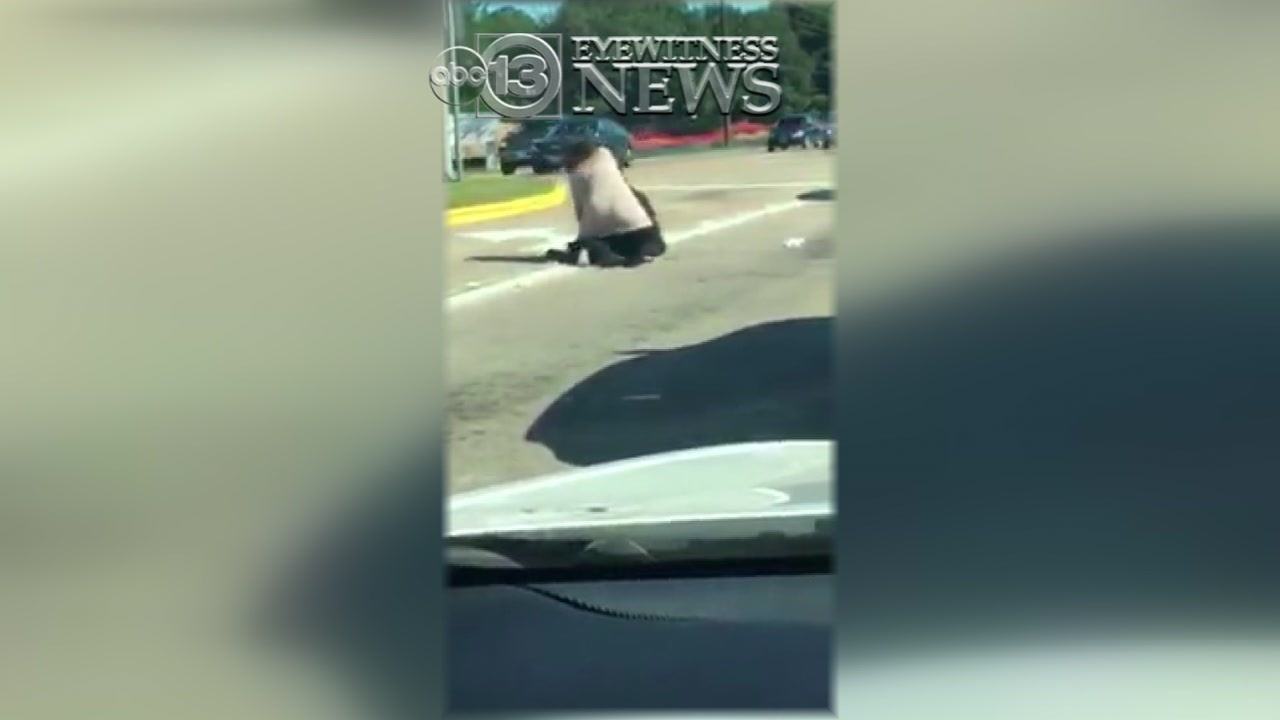 A video show two women brawling in a busy intersection