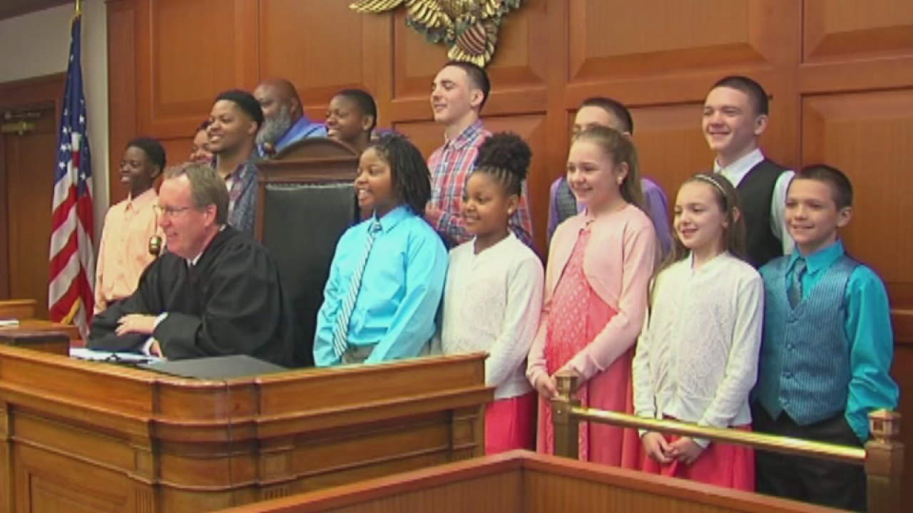 VIDEO: Family with 5 children adopts 6 foster children siblings