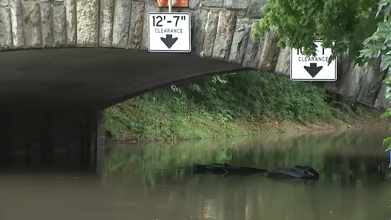 Flooding on Bronx River Parkway submerges cars during severe thunderstorms