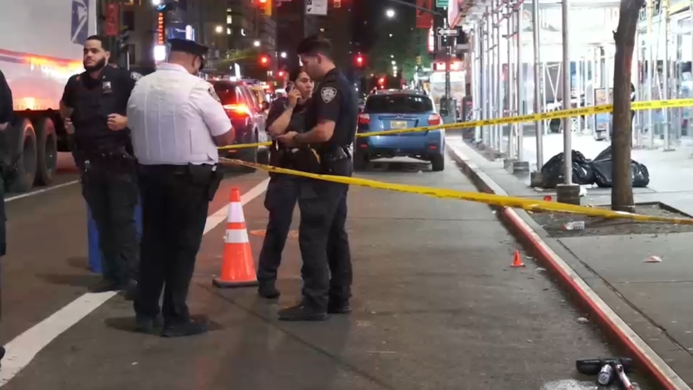 2 stabbed during Hell's Kitchen dispute; suspects flee