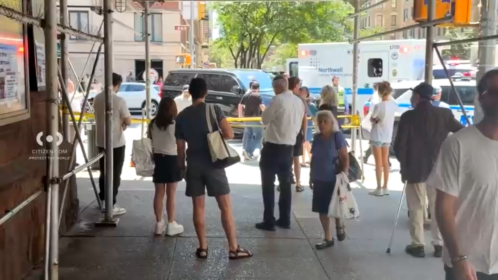 NYPD searching for suspect after 2 men stabbed on Upper West Side