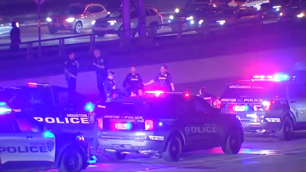 2 killed while running across SW Fwy following chase, crash, HPD says