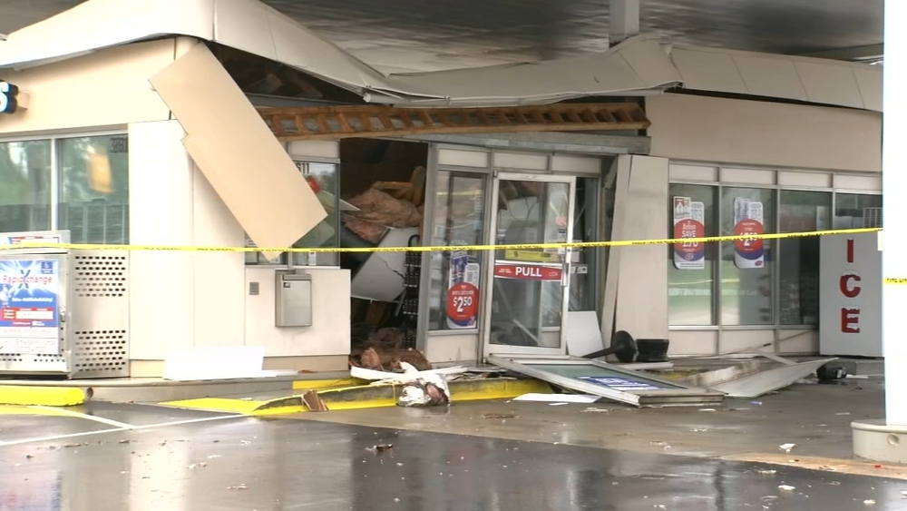 Employees escape before Raleigh roof collapse at gas station