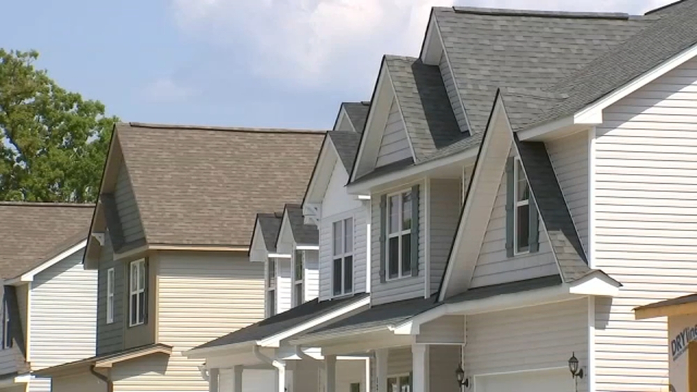 Foreclosures rise nationwide even as layoffs remain low